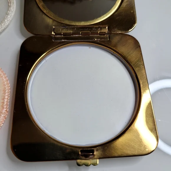 Gwenda Powder Compact - Picture 9 of 10